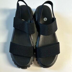 NEW Black platform sandals - 8.5